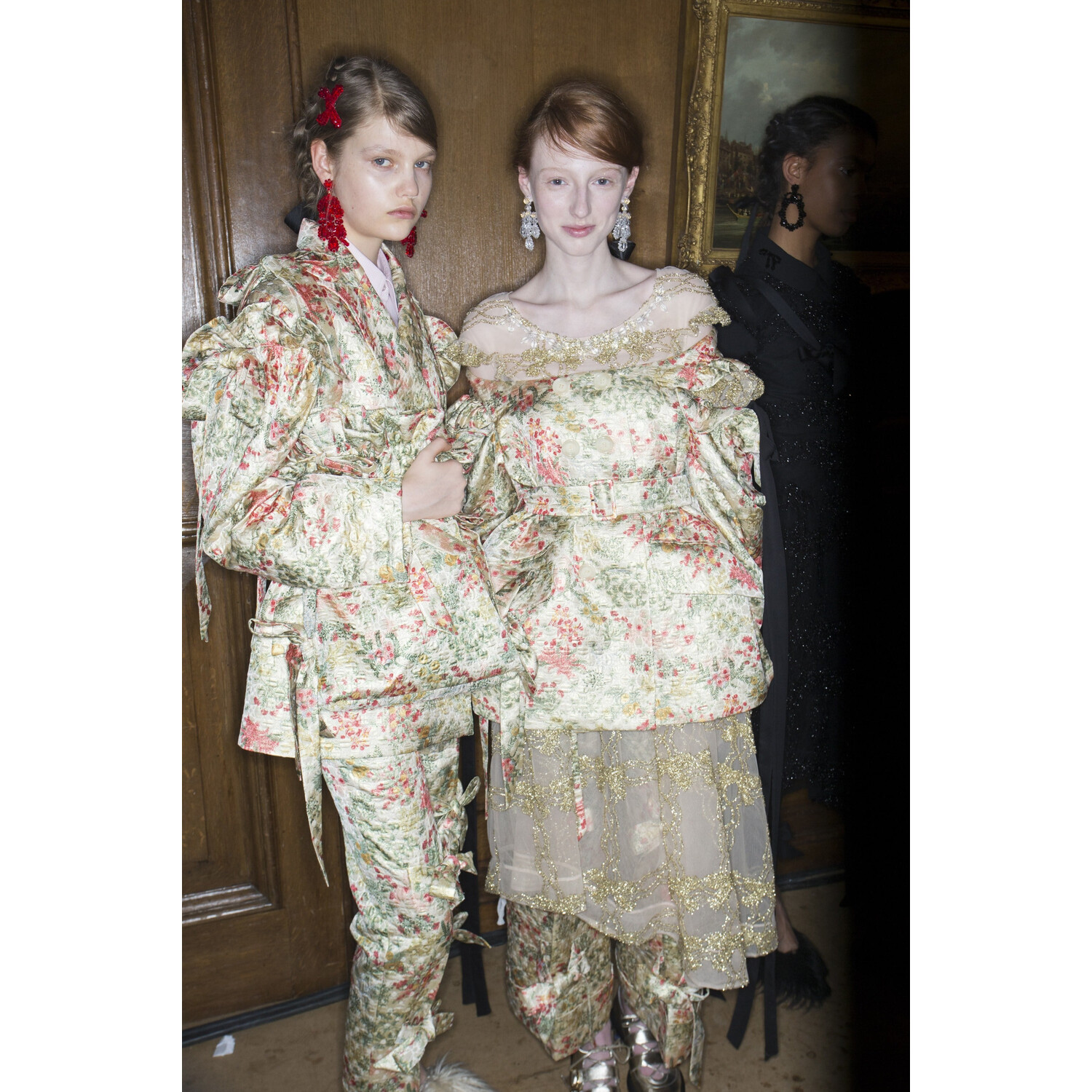 Фото Backstage Simone Rocha Fall 2018 Ready-to-Wear Backstage Simone Rocha осень зима 2018 коллекция неделя моды в Лондане LFW Mainstyles